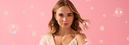 Kobieta na różowym tle.