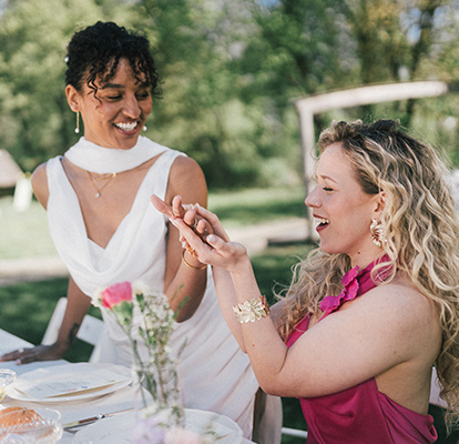 La bague est observée par deux femmes à une table décorée en plein air