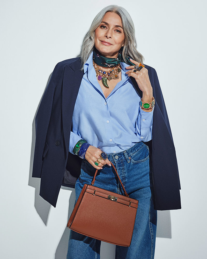 blazer, blaues shirt, jeans, handtasche, schal