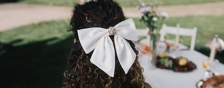 Haaraccessoire, Schleifen-Haarclip, weiße Schleife, Kristallmitte, Haarstyling