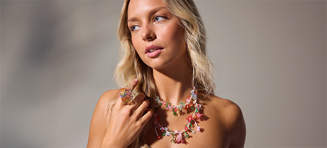 necklace, flower necklace, beaded jewelry, multicolor, ring, Kettenstatement, Blumenperlen, bunter Schmuck, Farbklecks, Ring, Statement-Kette, Blüten-Schmuck, buntePerlen, Ring, zarteKette, Kette, Ring, Blumenmuster, Perlen, Kunststoff