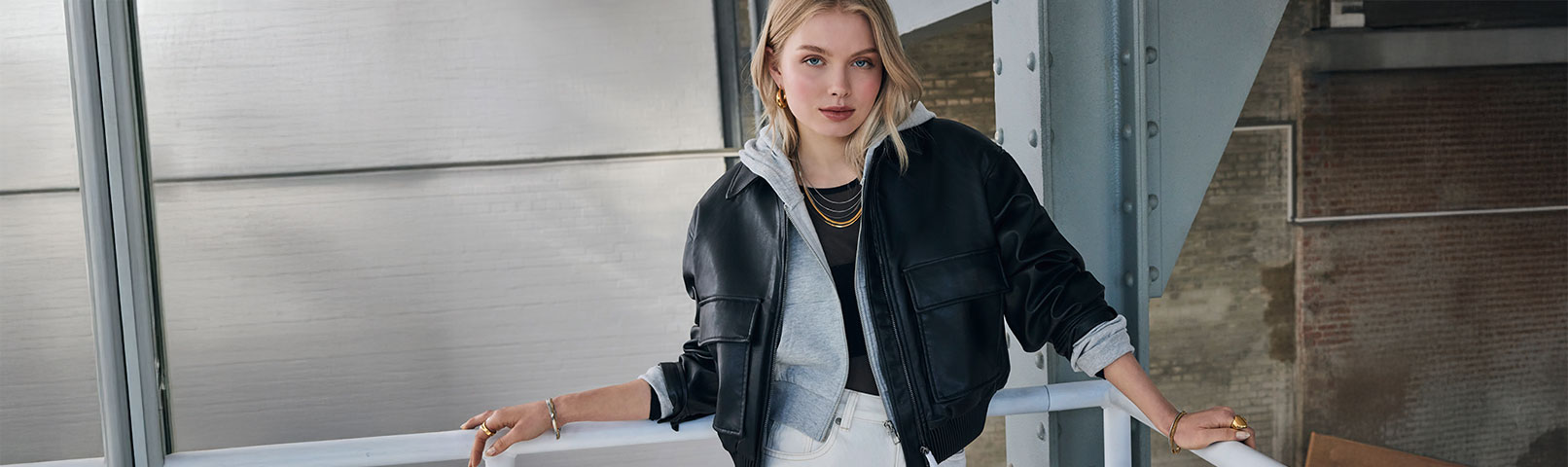 Lederjacke, Bomberjacke, schwarz, Layered outfit, Goldschmuck