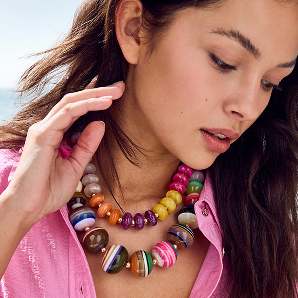 Statement-Halskette, Mehrfarbene-Perlen, Beadnecklace, Pinkes-Shirt, Damenmode