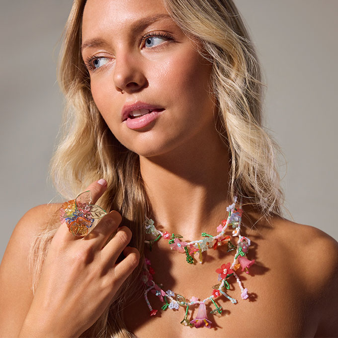 necklace, flower necklace, beaded jewelry, multicolor, ring, Kettenstatement, Blumenperlen, bunter Schmuck, Farbklecks, Ring, Statement-Kette, Blüten-Schmuck, buntePerlen, Ring, zarteKette, Kette, Ring, Blumenmuster, Perlen, Kunststoff