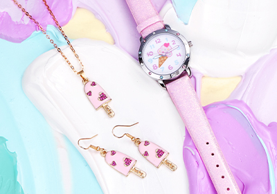 Pastelsieraden gecombineerd met een bijpassend horloge vormen een frisse, zomerse look vol lichtheid.