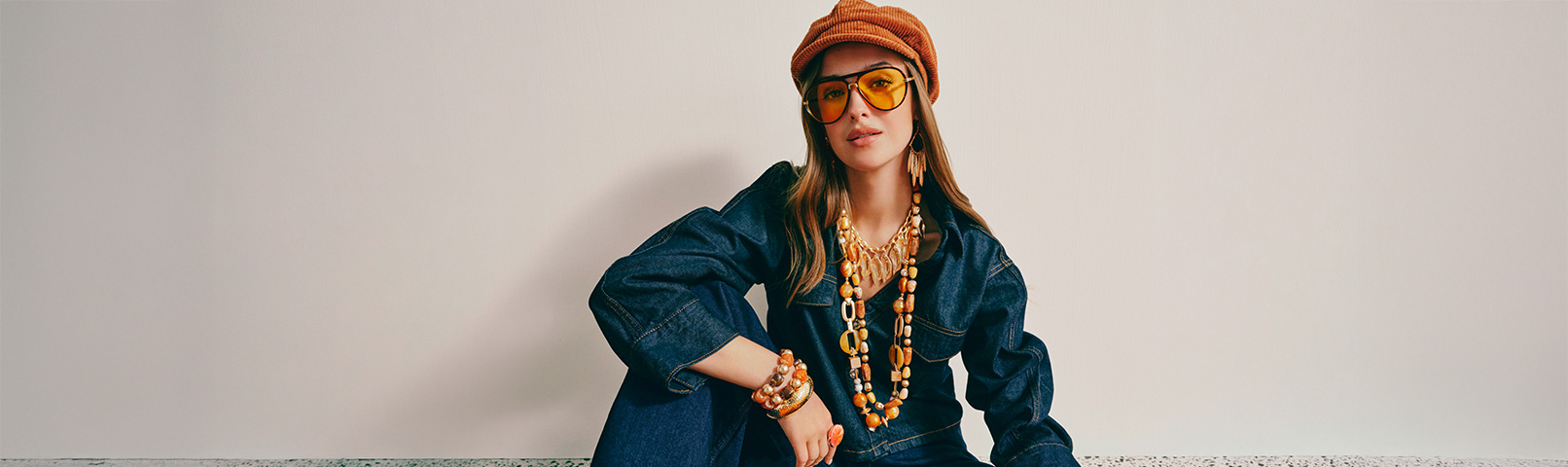 Denimjacke, Denimshirt, Sonnenbrille, Kette, Perlenarmband
