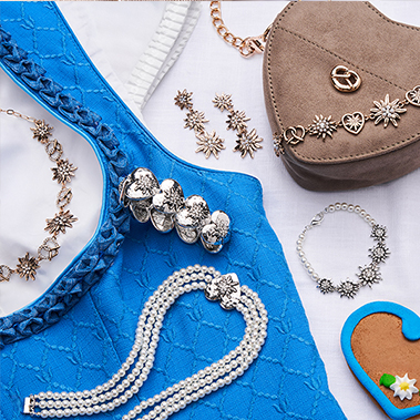 blaues top, glitzernde schmuck, kette, ohrringe, armband