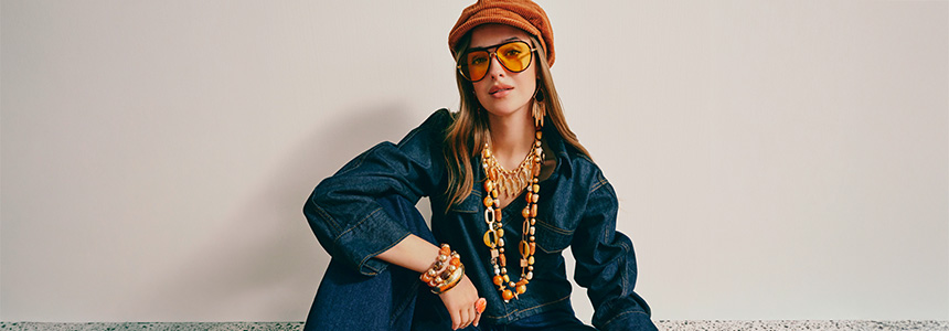 Denimjacke, Denimshirt, Sonnenbrille, Kette, Perlenarmband