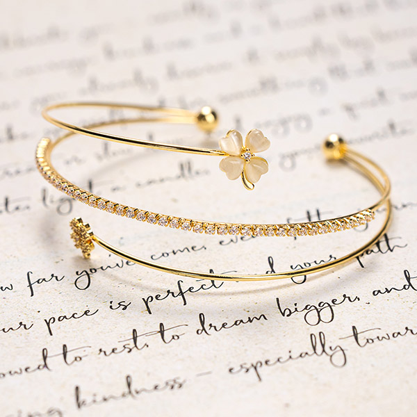 Un bracelet en or sur une lettre manuscrite.