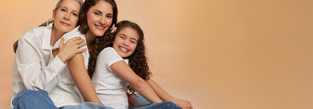 family, drei personen, weiße shirts, casual, blau jeans