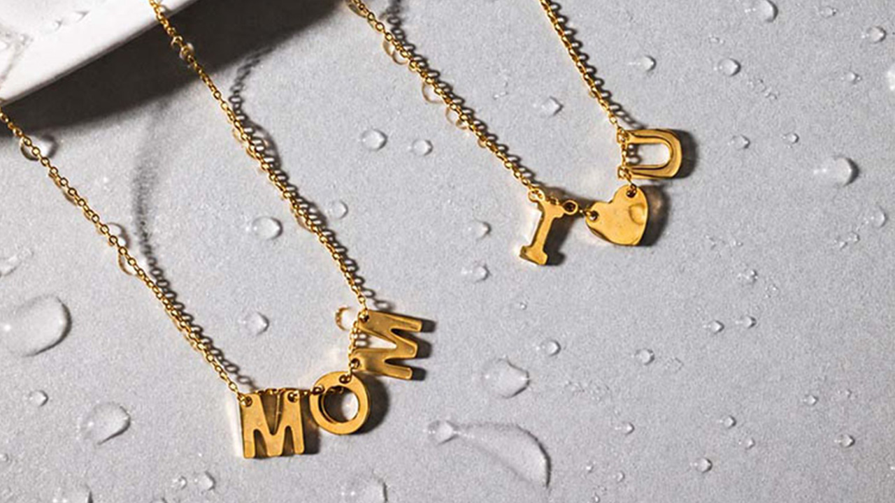Halskette, goldfarben, Buchstabenanhänger, Metallkette, Goldfarbene Halskette, Buchstabenanhänger, Herzanhänger, Gliederkette