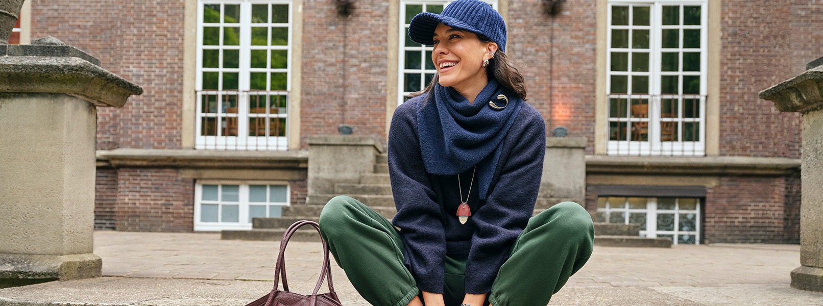 Strickmütze, Blauer Pullover, Loopschal, Grüne Hose