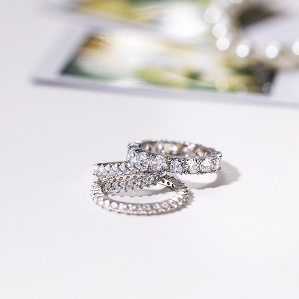 Ringe mit funkelnden Strasssteinen