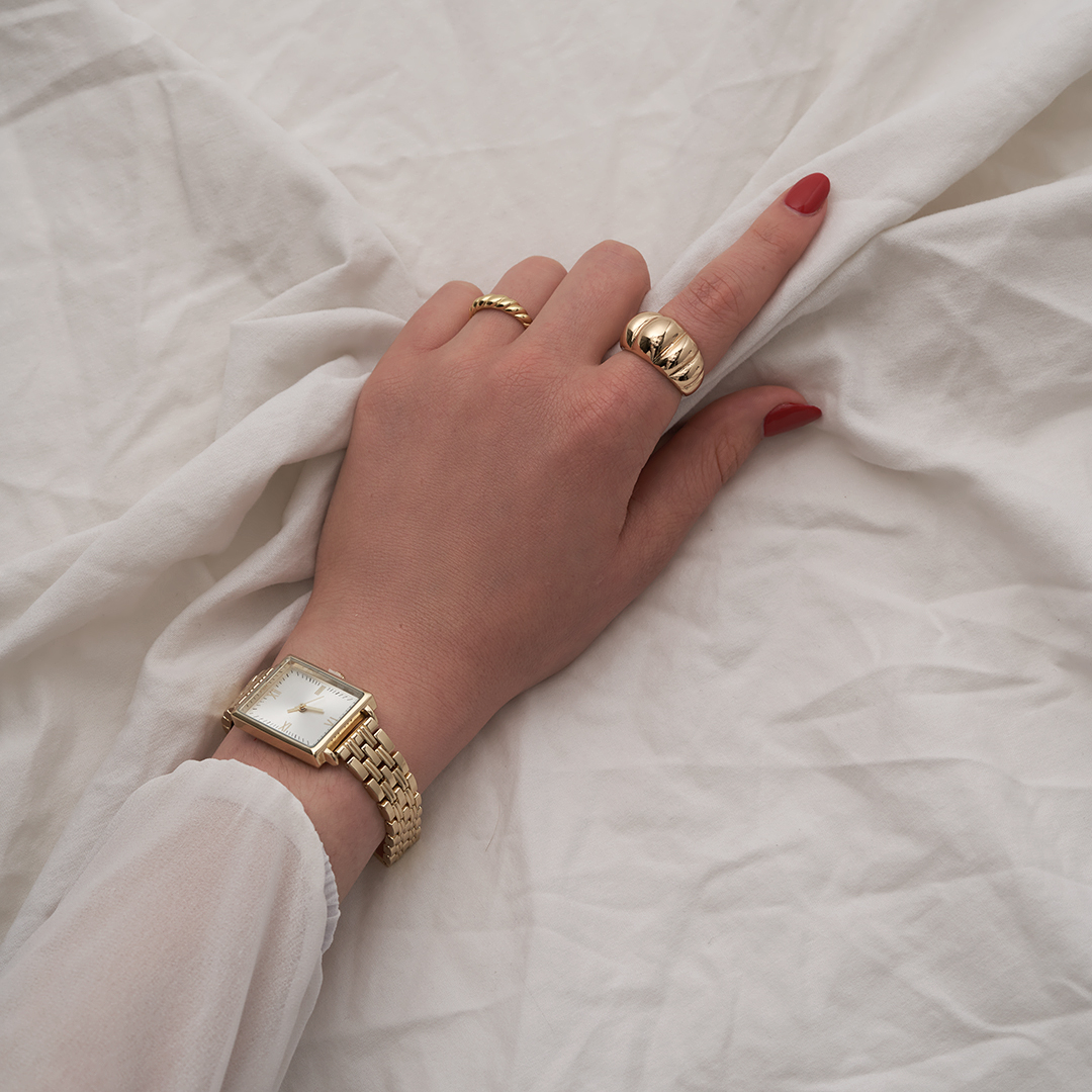 goldener uhren, quadratisches zifferblatt, metallarmband, damenaccessoire, rote nagellack