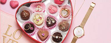 Een hartvormige bonbonnière met verschillende bonbons.