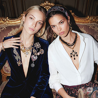 Statement-Schmuck, Schichtschmuck, Samtkleid, Goldschmuck, Clutch-Tasche, Velvette Anzug, Damenmode, Schicht-Statement-Schmuck, große Halskette, Nadeln Brosche
