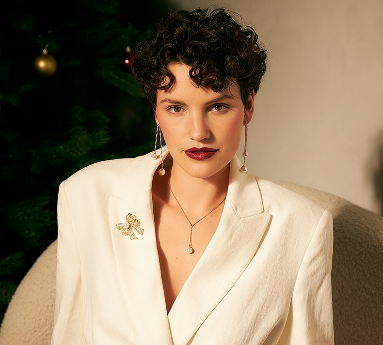 Zubehor, Anhänger, Formelle Kleidung, Person, Halskette