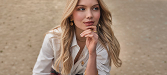 Frau, Blond, weißes_Hemd, Schmuck, Ohrringe, Halskette, Ohrringe, Kette, Bluse, Damenaccessoire
