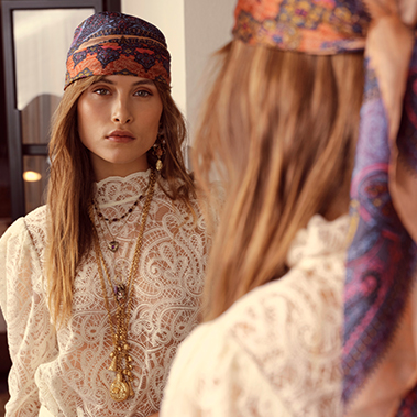 bohemianer Haarreif, Paisley Muster, Spitzenbluse, gestapelte Kette, Ohrring Detail