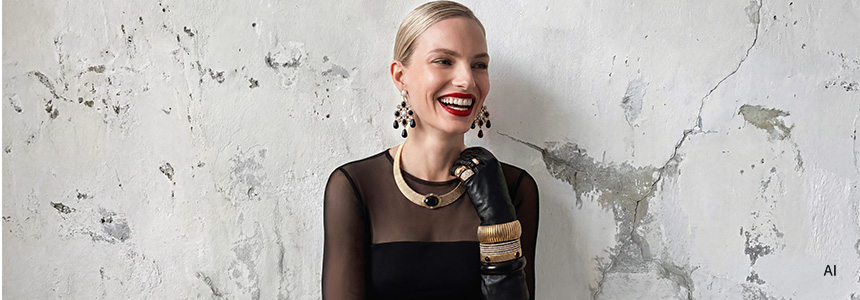 Kleid, Transparenter Stoff, Schwarz, Statement-Schmuck, Lederhandschuhe