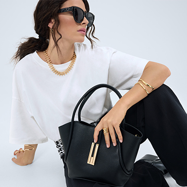 weißes T-Shirt, schwarze Handtasche, Sonnenbrille, goldener Schmuck, Statement-Halskette