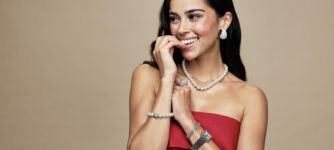 Gesicht, Kopf, Lächeln, Finger, Halskette