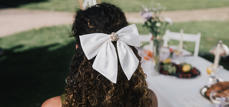 Haaraccessoire, Schleifen-Haarclip, weiße Schleife, Kristallmitte, Haarstyling