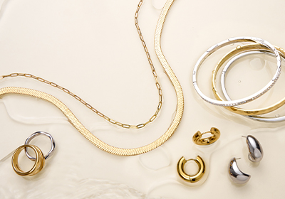 Las joyas brillantes en oro y plata aportan una elegancia especial al conjunto.