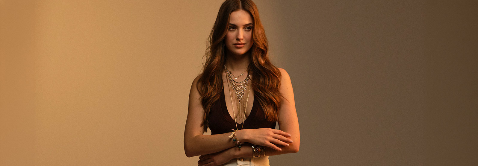 cropped portrait, Frau Model, braune Haare, Halsketten, schwarzes Oberteil