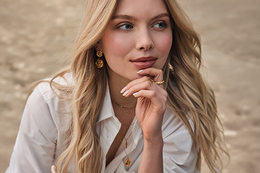 Frau, Blond, weißes_Hemd, Schmuck, Ohrringe, Halskette, Ohrringe, Kette, Bluse, Damenaccessoire