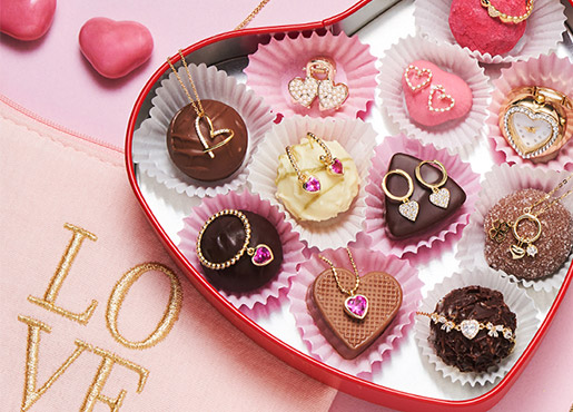 Een hartvormige bonbonnière met verschillende bonbons.